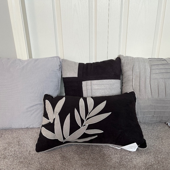 Decorative pillows - Picture 1 of 1